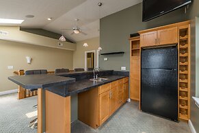 Central Cleveland Gem W/ Direct Skyline View! 2 Bedroom Home by Redawn