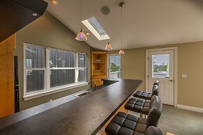 Central Cleveland Gem W/ Direct Skyline View! 2 Bedroom Home by Redawn