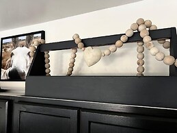 Darling 30 Day Minimum 2 Bedroom Home by RedAwning