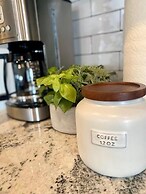 Darling 30 Day Minimum 2 Bedroom Home by RedAwning