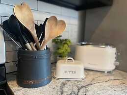 Darling 30 Day Minimum 2 Bedroom Home by RedAwning