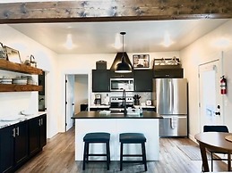 Darling 30 Day Minimum 2 Bedroom Home by RedAwning