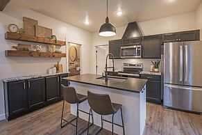 Darling 30 Day Minimum 2 Bedroom Home by RedAwning