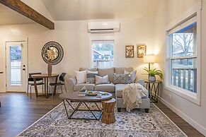 Darling 30 Day Minimum 2 Bedroom Home by RedAwning