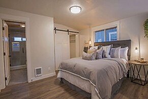 Darling 30 Day Minimum 2 Bedroom Home by RedAwning