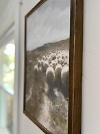 Darling 30 Day Minimum 2 Bedroom Home by RedAwning