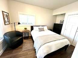 Darling 30 Day Minimum 2 Bedroom Home by RedAwning