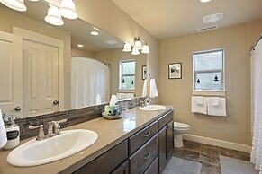 Geary Getaway 3 Bedroom Home by RedAwning