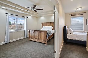 Geary Getaway 3 Bedroom Home by RedAwning