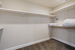 Geary Getaway 3 Bedroom Home by RedAwning