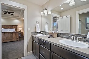 Geary Getaway 3 Bedroom Home by RedAwning