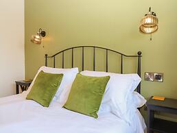 Nelli Lodge at Mile End