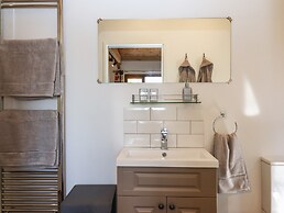 Nelli Lodge at Mile End