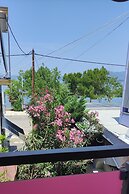 Okeania Seafront Rooms in Kamena Vourla