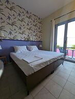 Okeania Seafront Rooms in Kamena Vourla