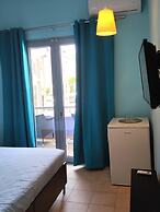 Okeania Seafront Rooms in Kamena Vourla