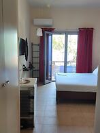 Okeania Seafront Rooms in Kamena Vourla