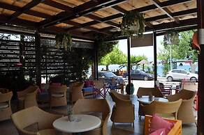 Okeania Seafront Rooms in Kamena Vourla