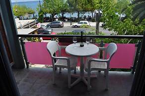 Okeania Seafront Rooms in Kamena Vourla