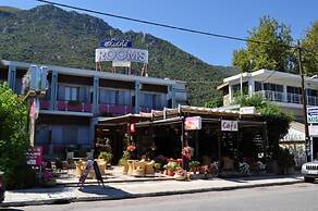 Okeania Seafront Rooms in Kamena Vourla