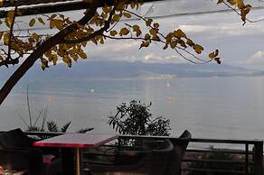 Okeania Seafront Rooms in Kamena Vourla