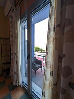 Okeania Seafront Rooms in Kamena Vourla