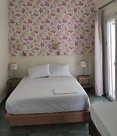 Okeania Seafront Rooms in Kamena Vourla