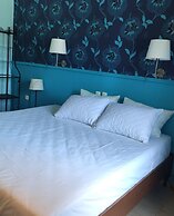 Okeania Seafront Rooms in Kamena Vourla