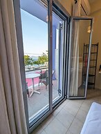 Okeania Seafront Rooms in Kamena Vourla