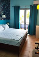 Okeania Seafront Rooms in Kamena Vourla