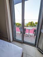 Okeania Seafront Rooms in Kamena Vourla