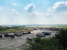 Cozy Stay Studio At Tamansari Mahogany Karawang Apartment