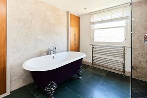 The Walterton Sanctuary - Bright 3bdr Flat