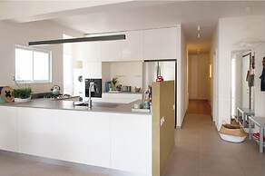 Spacious & Stylish 3BR Apt w Beautiful Street View