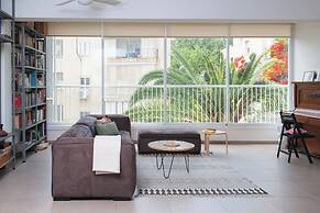 Spacious & Stylish 3BR Apt w Beautiful Street View