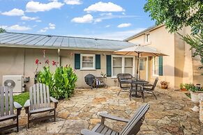 Amorosa Cottage 3 Bedroom Home by RedAwning