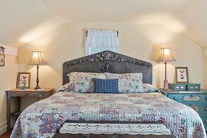 Amorosa Cottage 3 Bedroom Home by RedAwning