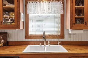 Amorosa Cottage 3 Bedroom Home by RedAwning