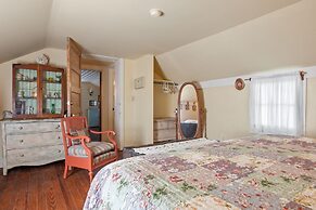 Amorosa Cottage 3 Bedroom Home by RedAwning