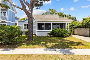 The Gray Whale Cottage 2 Bedroom Home by RedAwning
