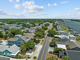 The Gray Whale Cottage 2 Bedroom Home by RedAwning