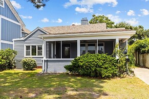 The Gray Whale Cottage 2 Bedroom Home by RedAwning