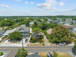 The Gray Whale Cottage 2 Bedroom Home by RedAwning