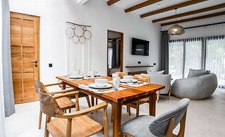 Hutan Villa by EVDEkimi