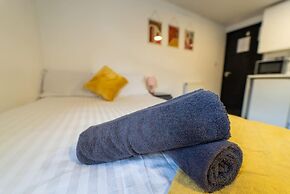 Ground Floor Studio Close to the City!