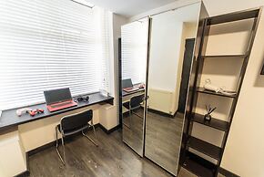 Ground Floor Studio Close to the City!