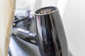 Ground Floor Studio Close to the City!