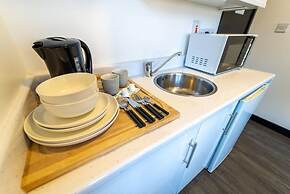 Cosy top Floor Studio Available Near the City!