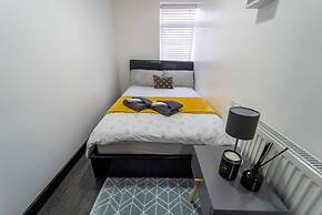 Cosy top Floor Studio Available Near the City!