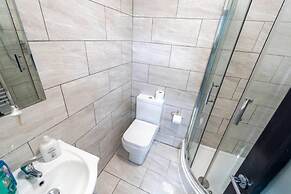 Cosy top Floor Studio Available Near the City!